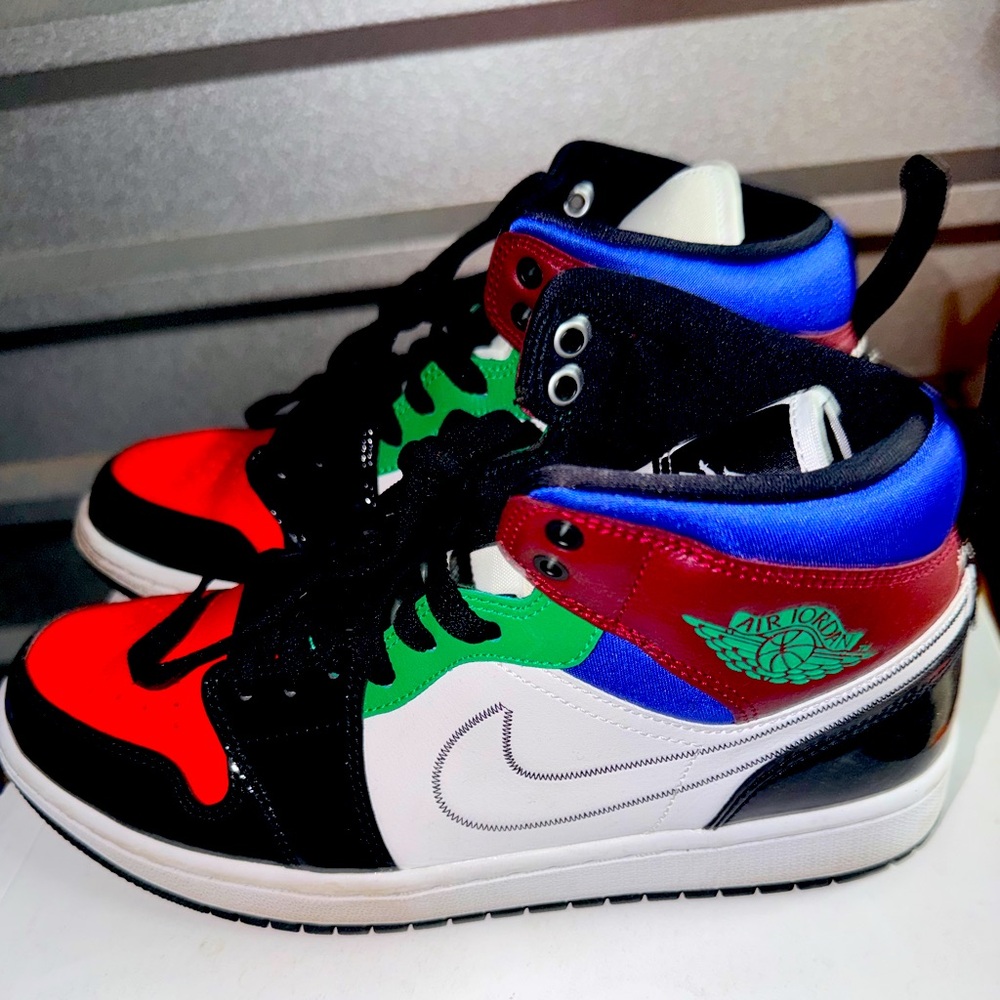 Women’s Jordan 1 mid SE